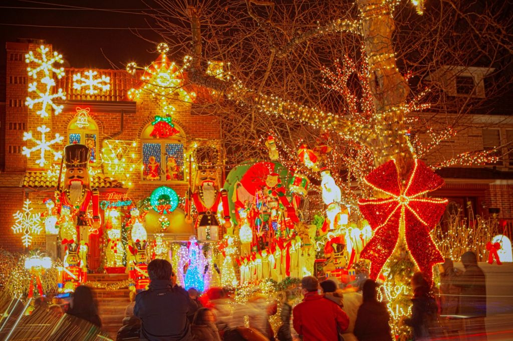 Christmas-Lights-Tour-5_Courtesy-A-Slice-of-Brooklyn-Bus-Tours