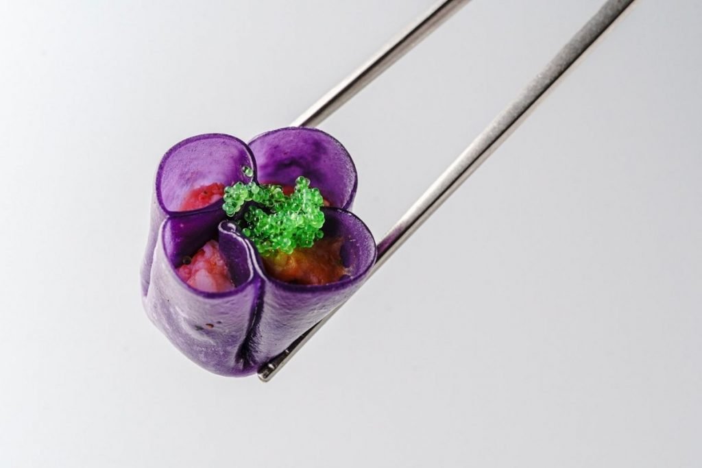 Astice - Ravioli in pasta di cavolo viola, astice e uova di tobiko