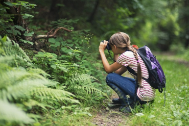 ragazza fotografa natura