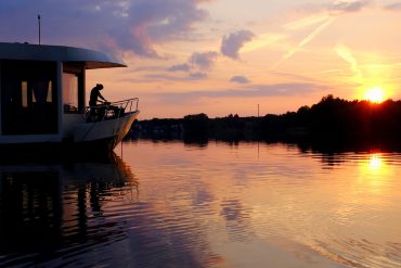 houseboat