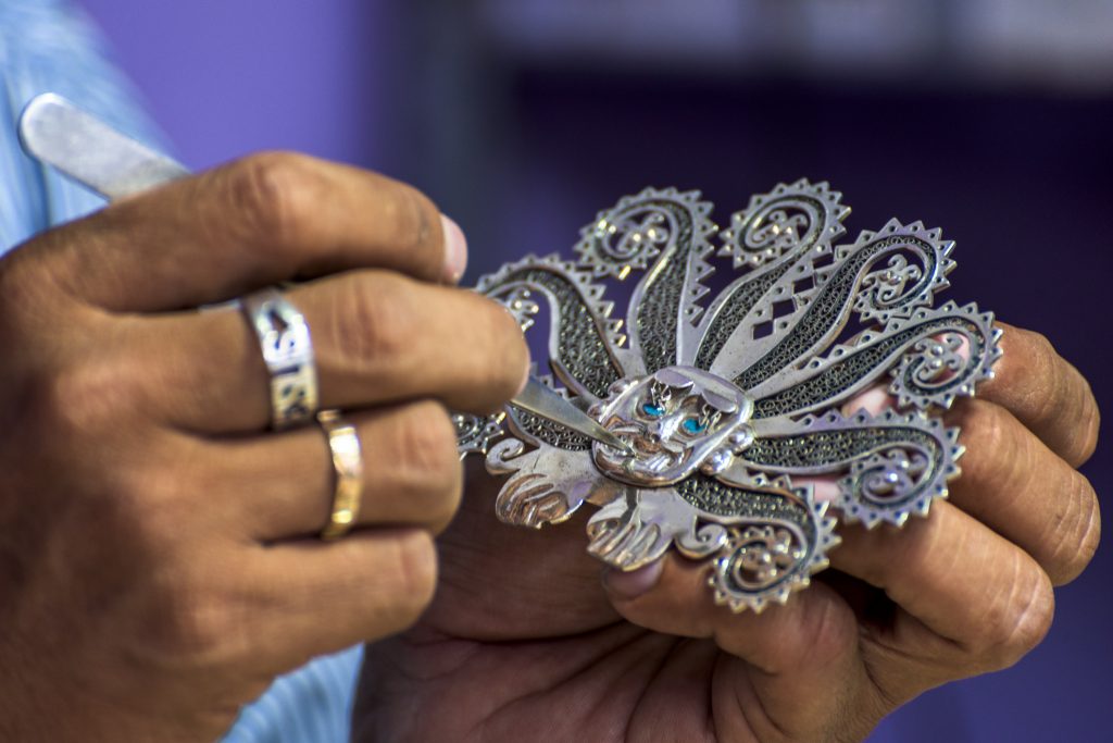 Artesano de filigrana de plata en Catacaos