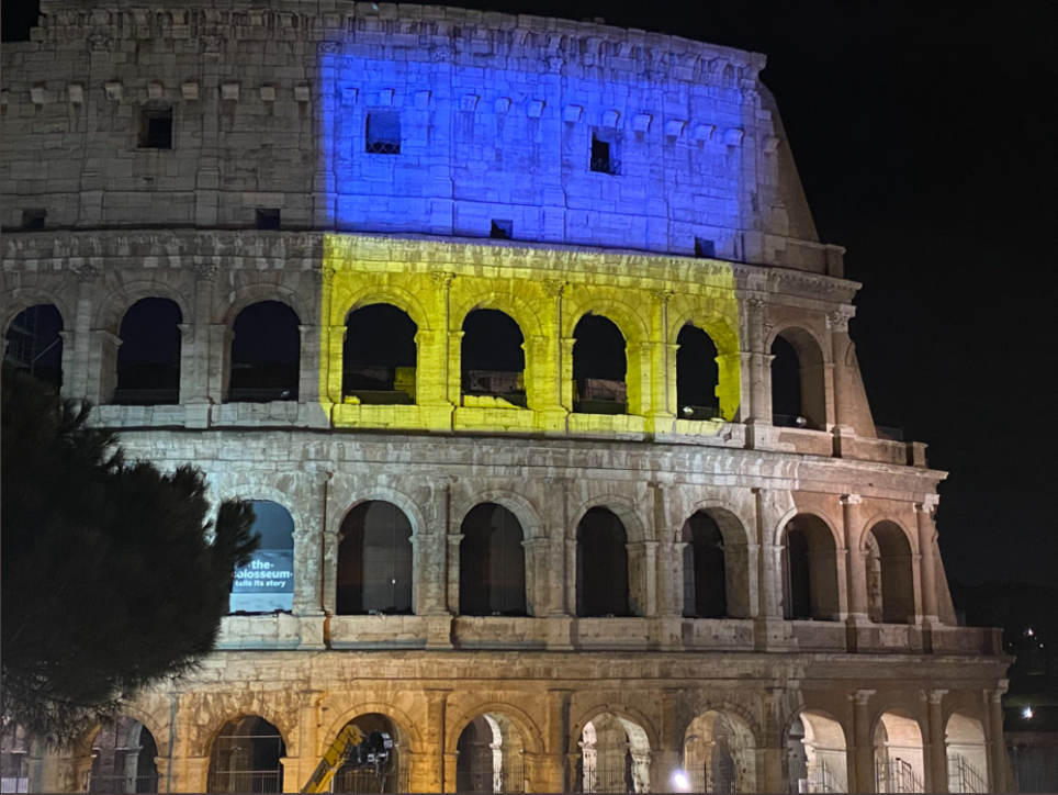 A Roma il Colosseo illuminato con i colori della bandiera ucraina