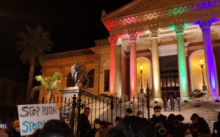 Il Teatro massimo di Palermo ha scelto i colori della bandiera della pace