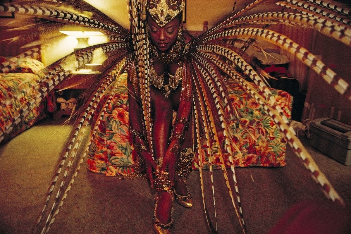 Qualche ora prima di essere incoronata Miss Universo 1998, la studentessa Wendy Fitzwilliam di Trinidad dà un ultimo tocco al suo costume tradizionale