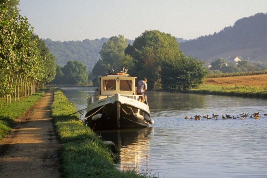 houseboat