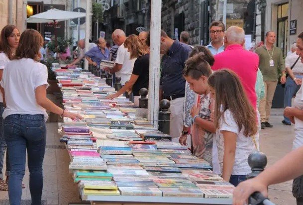 libri nel borgo antico