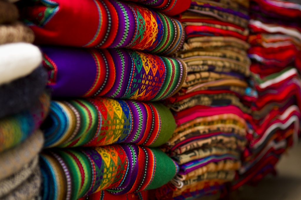 Tessuti al mercato di Machupicchu, credits Renzo Tasso 