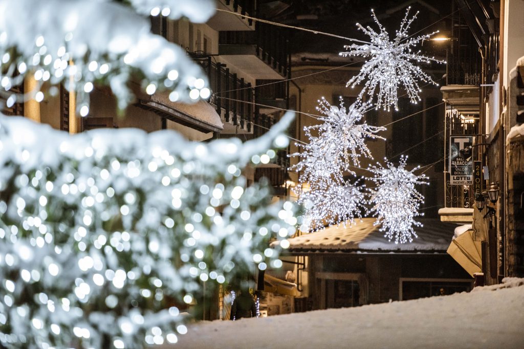 Welcome Winter albero e luminarie, credits Giacomo Buzio Courtesy of Courmayeur Mont Blanc