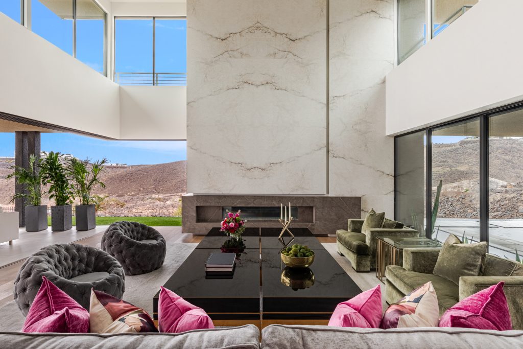 Airbnb, Christina Aguilera Las Vegas, Credit Victor Leung