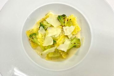 Spinach-and-ricotta-ravioli-cacio-e-pepe-with-broccol foto msc Uff st