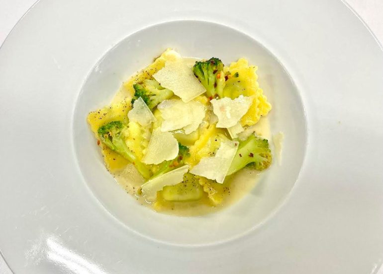Spinach-and-ricotta-ravioli-cacio-e-pepe-with-broccol foto msc Uff st