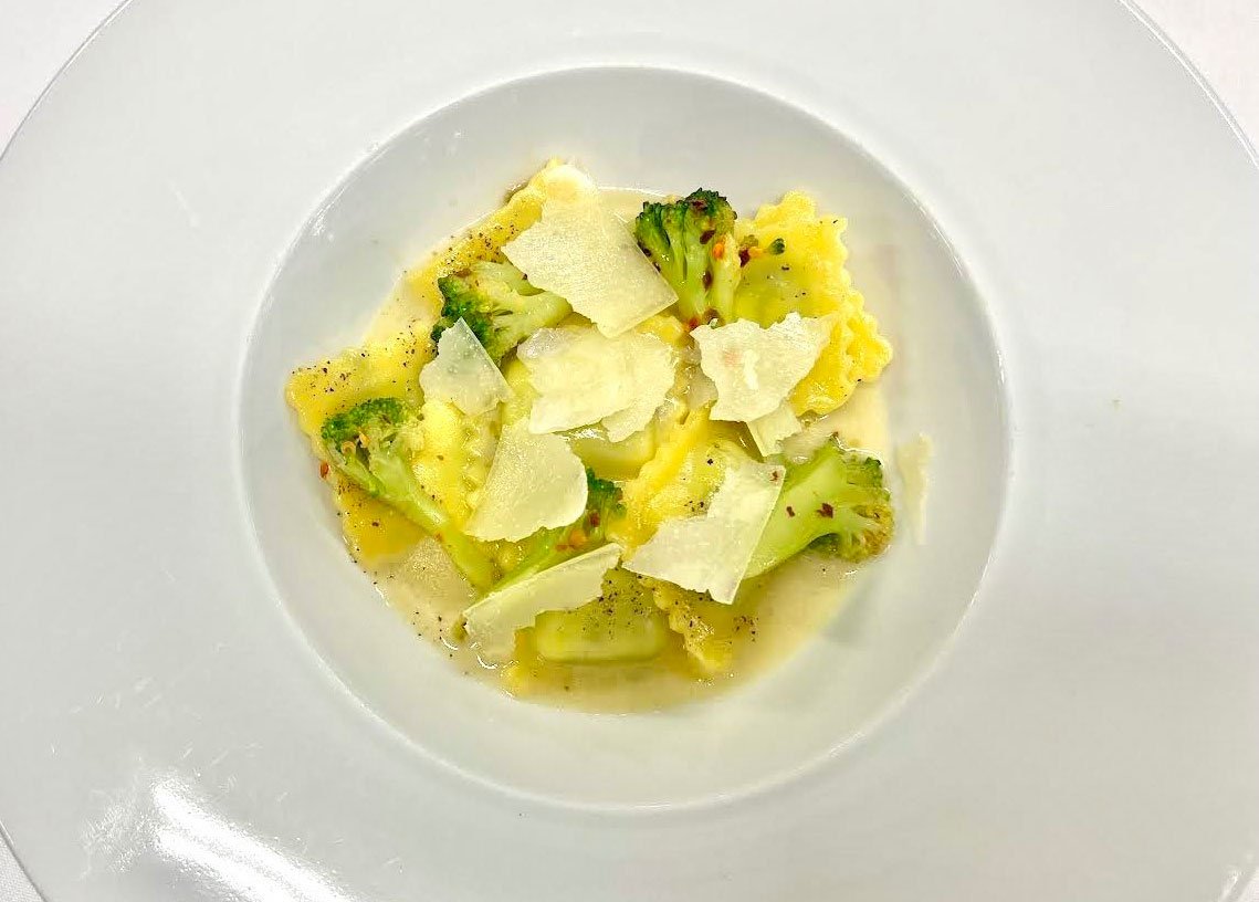 Spinach-and-ricotta-ravioli-cacio-e-pepe-with-broccol foto msc Uff st