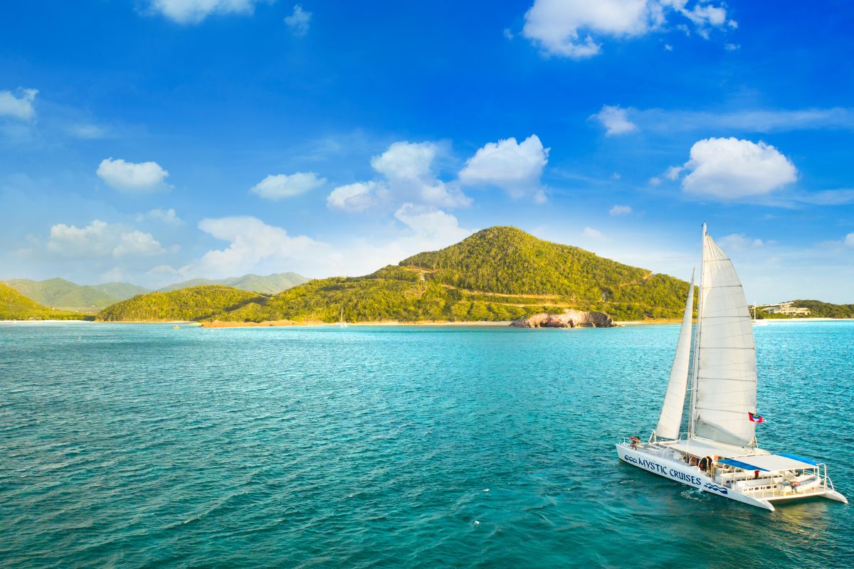 Inverno caraibico: il mare di Antigua e Barbuda si inonda di eventi