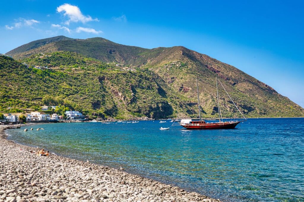 Estate “fuori rotta”: le isole da scoprire in traghetto, tra natura e folclore