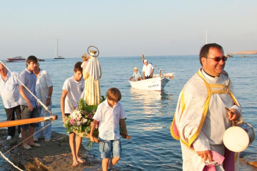 Folklore, hippie ed eclissi solare: l’estate multiforme di Formentera